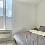 Des Au Calme Dans Un Immeuble Historique בזייה