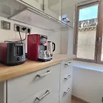 Des Au Calme Dans Un Immeuble Historique * בזייה