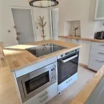 Des Au Calme Dans Un Immeuble Historique בזייה