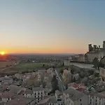 Des Au Calme Dans Un Immeuble Historique בזייה