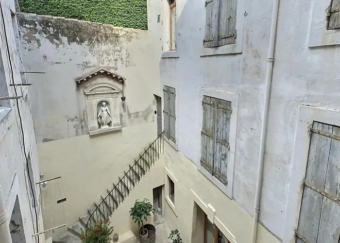 Des Au Calme Dans Un Immeuble Historique * Безье