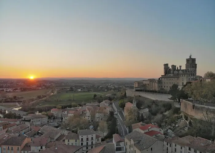 Des Au Calme Dans Un Immeuble Historique Безье